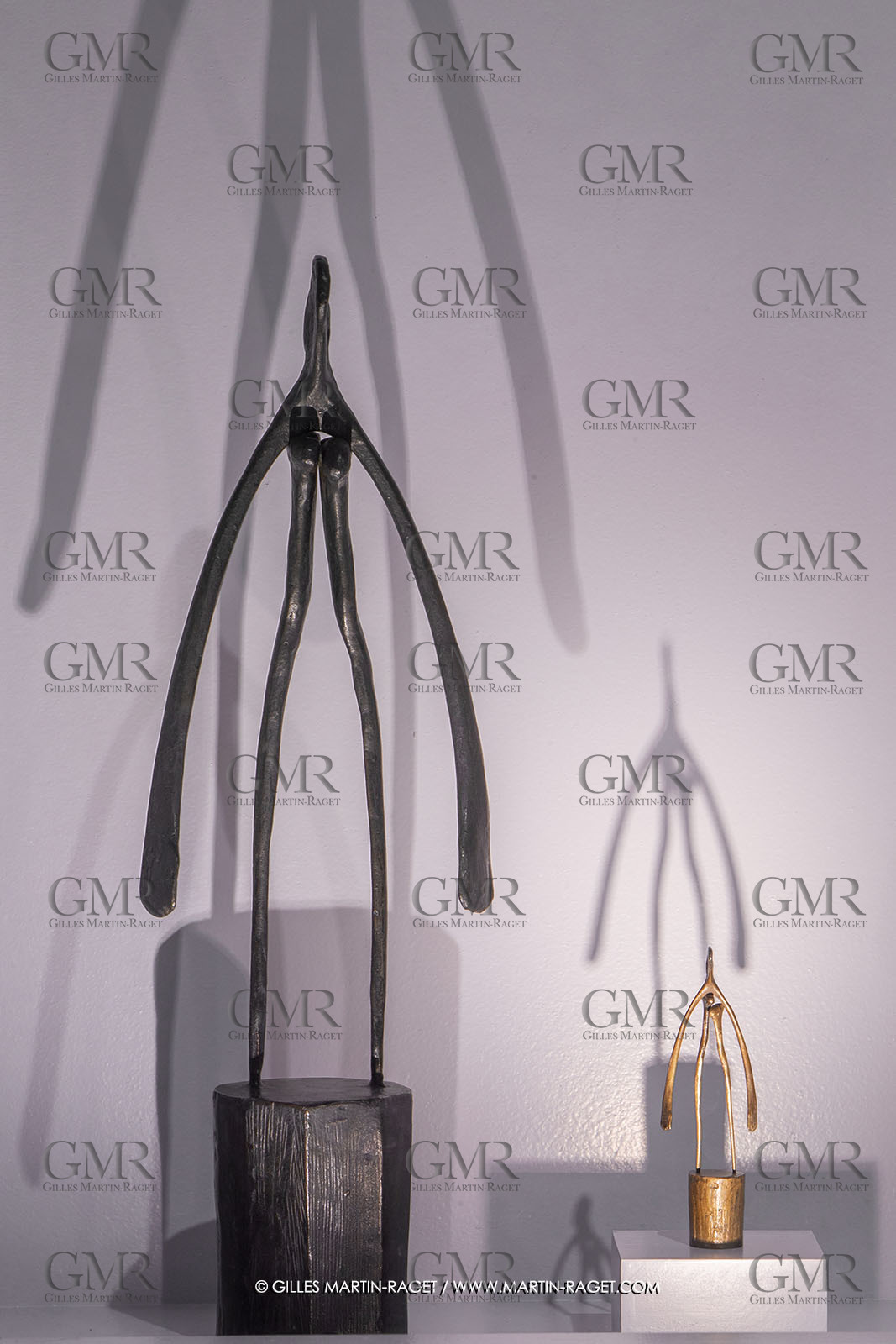 30 10 2023, Montpellier (FRA), oeuvre de Germaine Richier, Exposition Centre Pompidou - Musée Fabre 2023, L'Os, 1956, Bronze patiné foncé sur socle, numéroté 8 8, foneur L.Thinot, Paris, 34,7 x 6,9 x 7,1 cm, collection particulière, BrassaÏ. L'os, petit, 1956, bronze naturel nettoyé, pièce unique, fonte à la cire perdue, 22,4 x 3,5 x 3 cm, collection particulière.