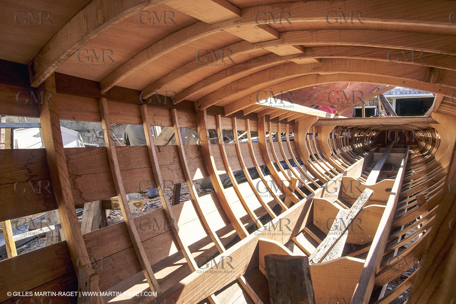 Bateaux à moteur, canots d'époque, Construction de la répolique de Sagitta au chantier Trapani (Cassis, FRA,13)