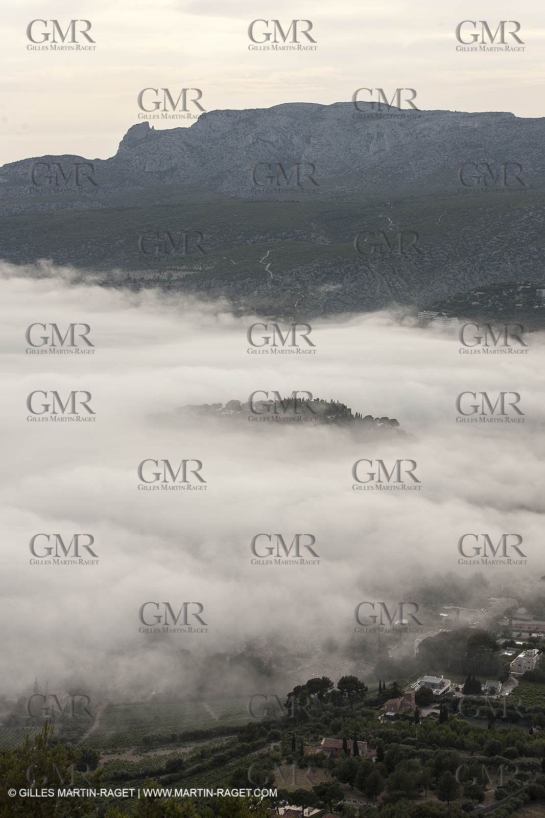18 07 2012 - Cassis (FRA ) - Les Calanques -  Phénomène d'entrées maritimes - La Nèble (brume, en provençal)