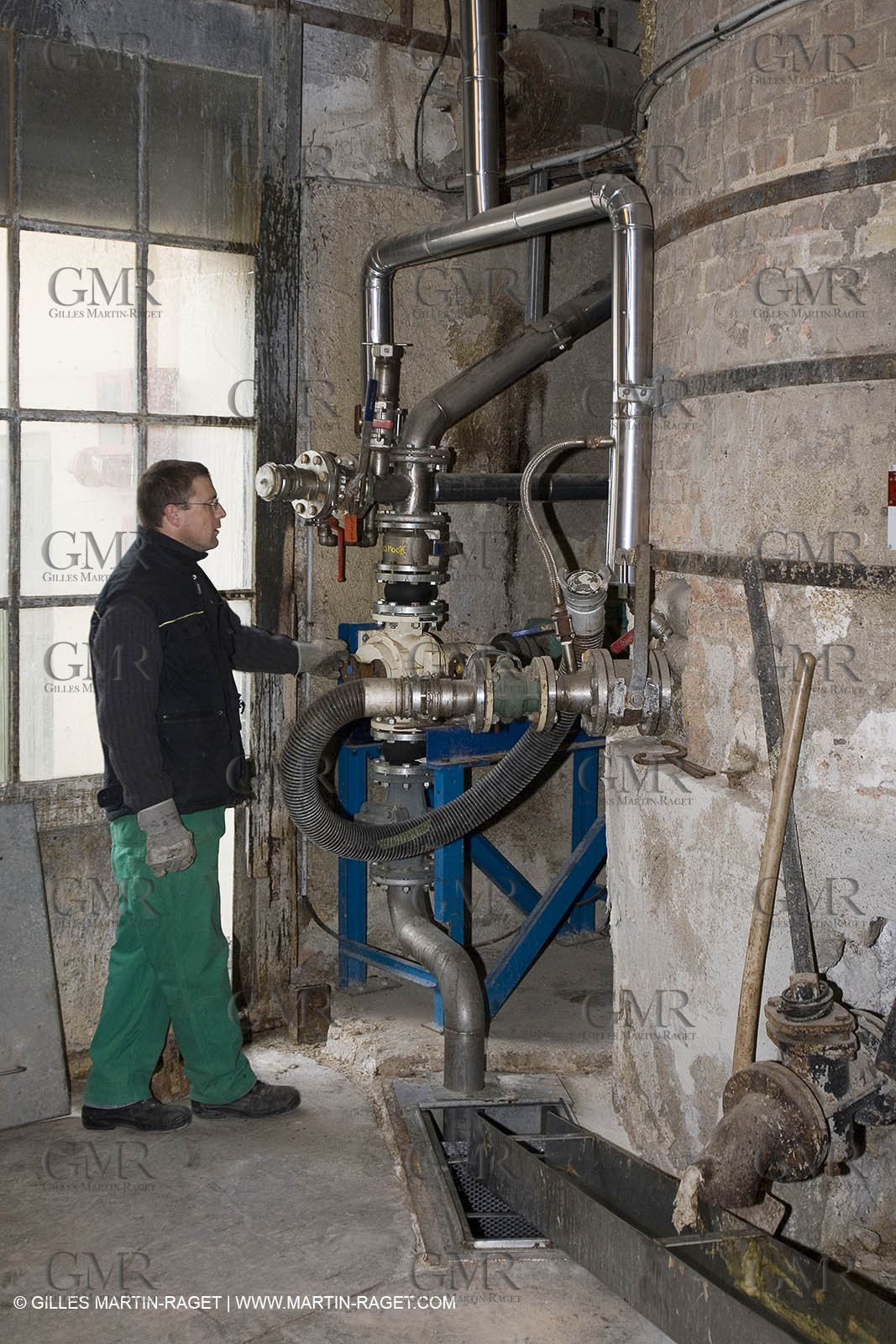 01 02 2007 - Salon de Provence - Fabrication traditionelle du savon de Marseille aux savonneries Marius Fabre - Vidage des cuves**01 02 2007 - Salon de Provence - Traditional soap of Marseille making at Marius Fabre soap maker - Tank transfer