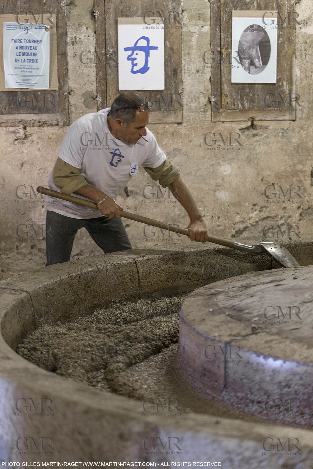 14 11 2015, Saint-Etienne du Grès (FRA,13), fabrication traditionelle de l'huile d'olive au moulin de la Croix