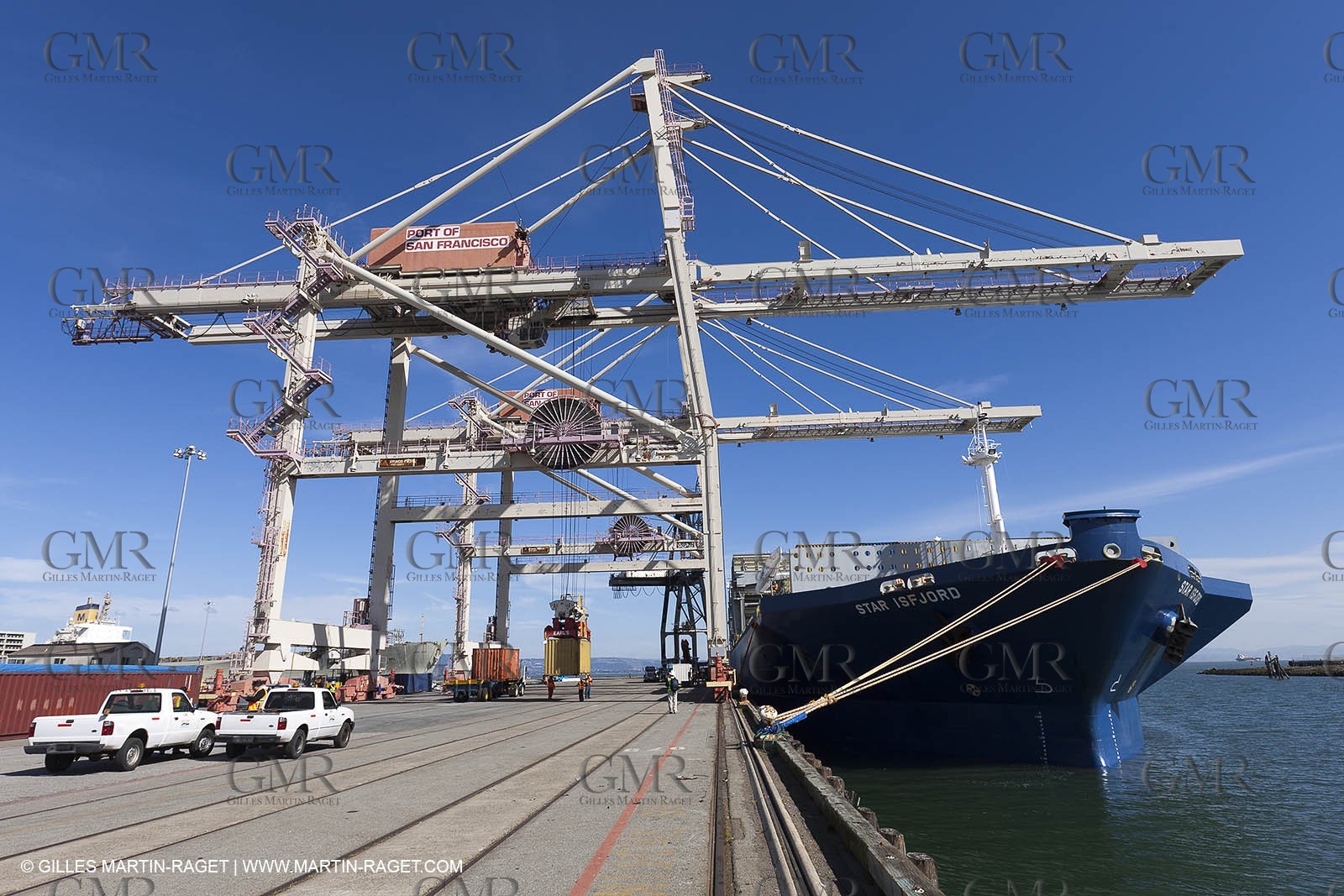 01 03 2011 - San Frnacisco (USA,CA) - Harbour operations - ship details - ship unloading - containers