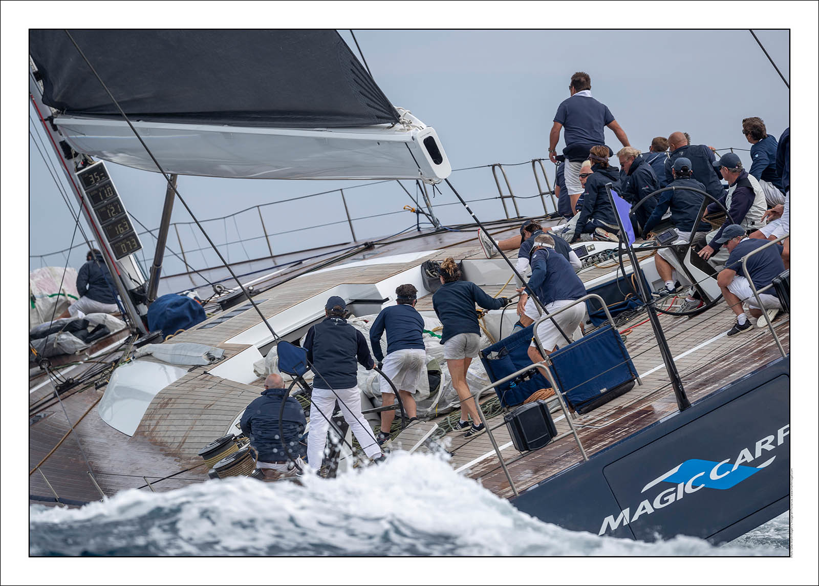 Produit : Tirage photo réalisé par nos soins sur imprimante jet d'encre professionnelle Epson à partir de 8 encres ultrachrome inaltérables (label Digigraphie).Formats au choix :. 30x40 cm. 50x70 cm. 80x120 cm.Choix des papiers :. Papier standard brillant 250 gr., filet noir, marge blanche, tirage non signé. Papier haut de gamme satiné 290 gr. filet noir, marge blanche, tirage vérifié et signé par l'auteur.. Autres supports (canvas, acrylique, dibond) sur demandeConditionnement : tube cylindrique renforcé.Options pour l'expédition :. colissimo + dépôt boîte aux lettres (France uniquement). Colissimo avec signature à réception. Transporteur express (2 jours ouvrés) avec signature à réceptionCliquez sur caddie pour sélectionner votre formule et démarrer la procédure de commande en ligne