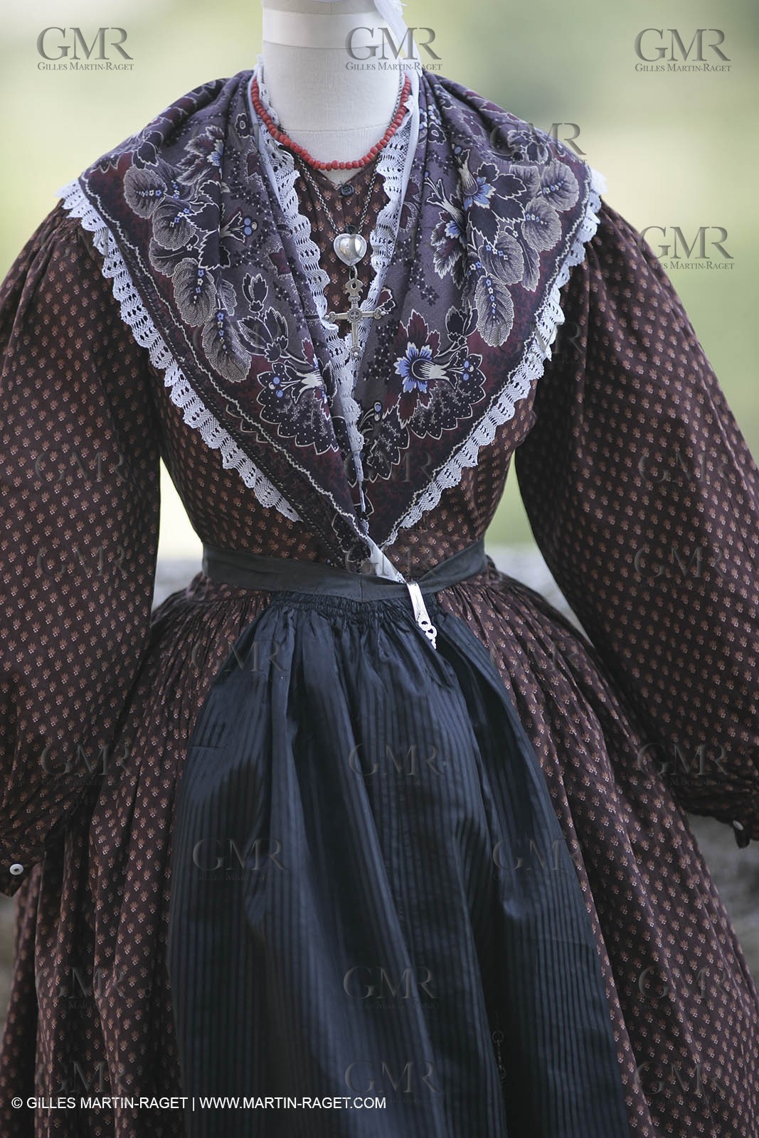 Mai 2004 - La Tour d'Aigues (FRA, 84) Costumes anciens pour l'exposition Femmes du Midi