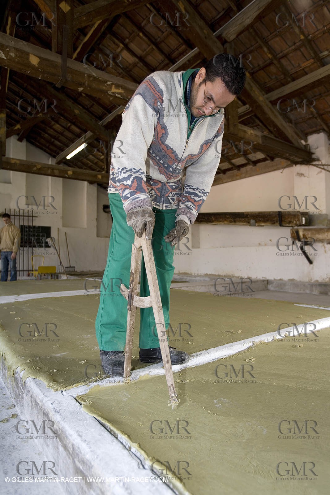 07 02 2007 - Salon de Provence - Fabrication traditionelle du savon de Marseille aux savonneries Marius Fabre - Découpe**07 02 2007 - Salon de Provence - Traditional soap of Marseille making at Marius Fabre soap maker - Cutting