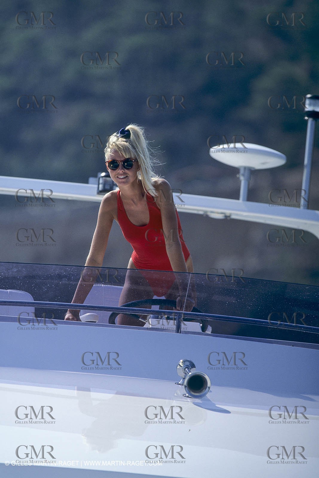 Powerboating, cruising, people