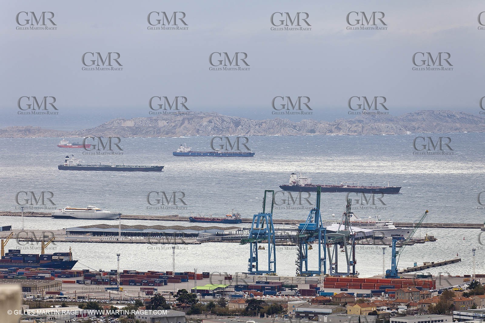 25 10 2010 - Marseille (FRA,13) - Navires au mouillage en raison d'un grève du personnel portuaire