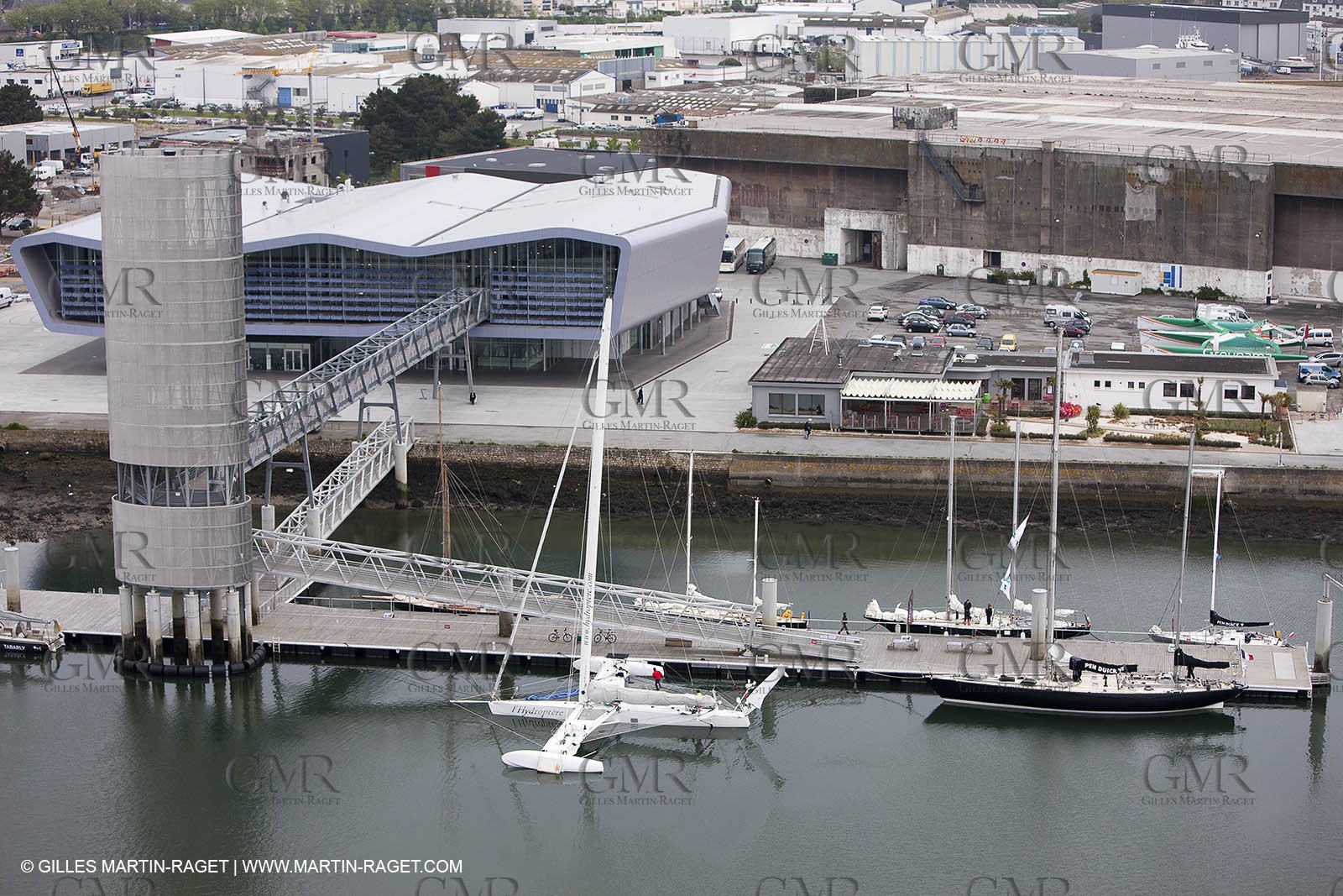 19 05 2010- Lorient- (FRA,56)  - les cinq Pen Duick et l'Hydroptère devant la Cité de la Voile Eric Tabarly