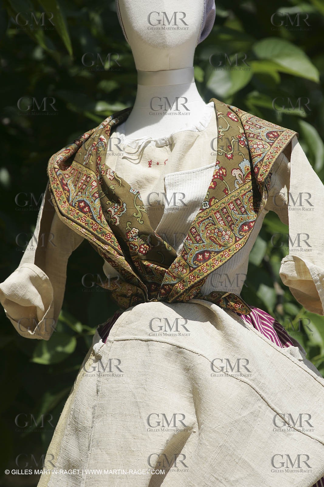 Mai 2004 - La Tour d'Aigues (FRA, 84) Costumes anciens pour l'exposition Femmes du Midi