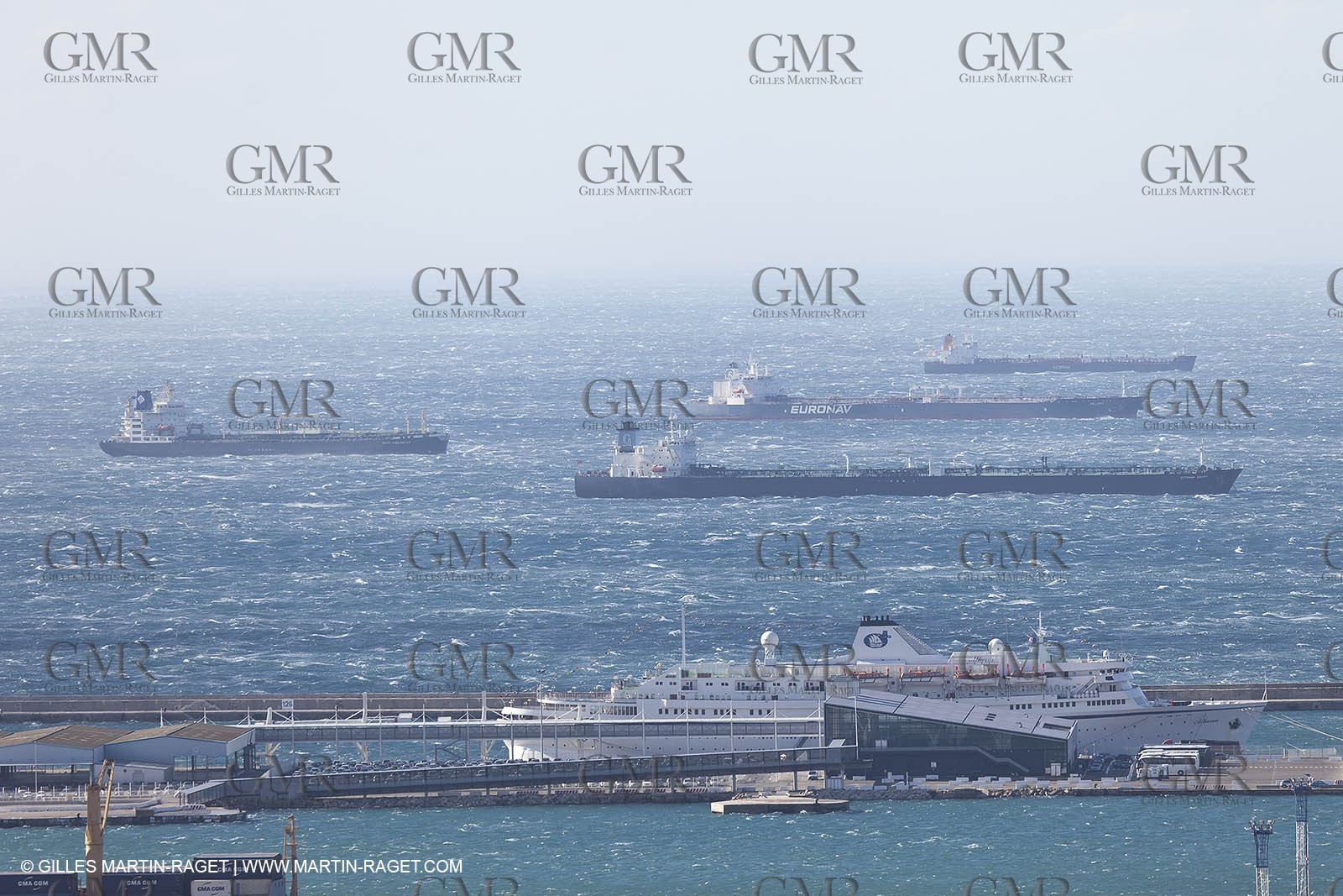 25 10 2010 - Marseille (FRA,13) - Navires au mouillage en raison d'un grève du personnel portuaire