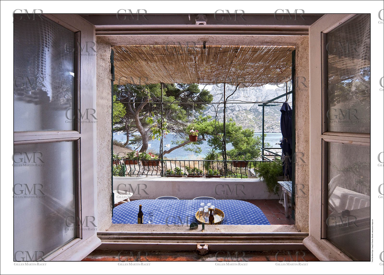 Produit : Tirage photo réalisé par nos soins sur imprimante jet d'encre professionnelle Epson à partir de 8 encres ultrachrome inaltérables (label Digigraphie).Formats au choix : . 30x40 cm. 50x70 cm. 80x120 cm.Choix des papiers :. Papier standard brillant 250 gr., filet noir, marge blanche, tirage non signé. Papier haut de gamme satiné 290 gr. filet noir, marge blanche, tirage vérifié et signé par l'auteur.. Autres supports (canvas, acrylique, dibond) sur demandeConditionnement : tube cylindrique renforcé.Options pour l'expédition : . colissimo + dépôt boîte aux lettres (France uniquement). Colissimo avec signature à réception. Transporteur express (2 jours ouvrés) avec signature à réceptionCliquez sur caddie pour sélectionner votre formule et démarrer la procédure de commande en ligne