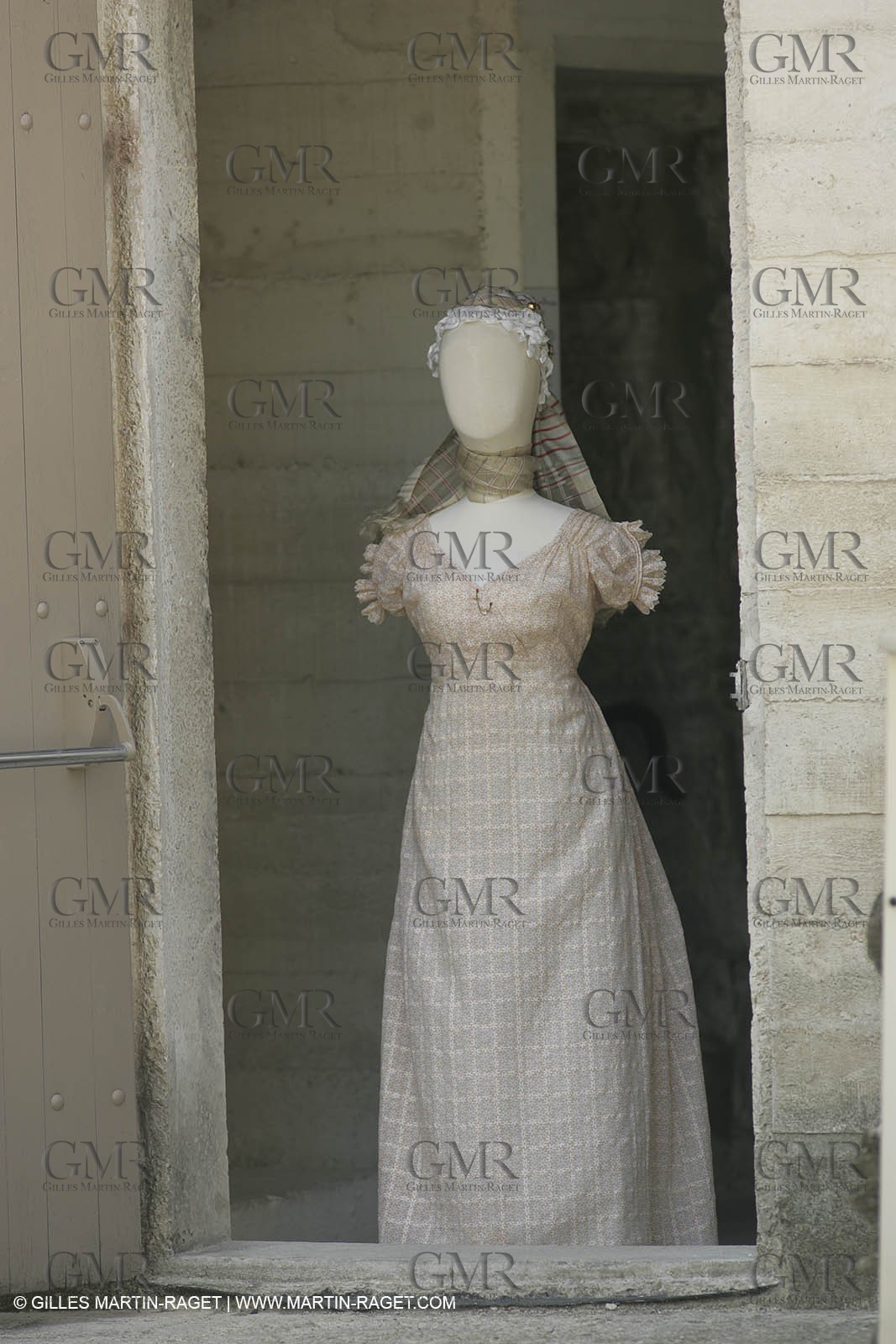 May 2004 - La Tour d'Aigues (FRA, 84) - Old costumes for women of the South exhibition