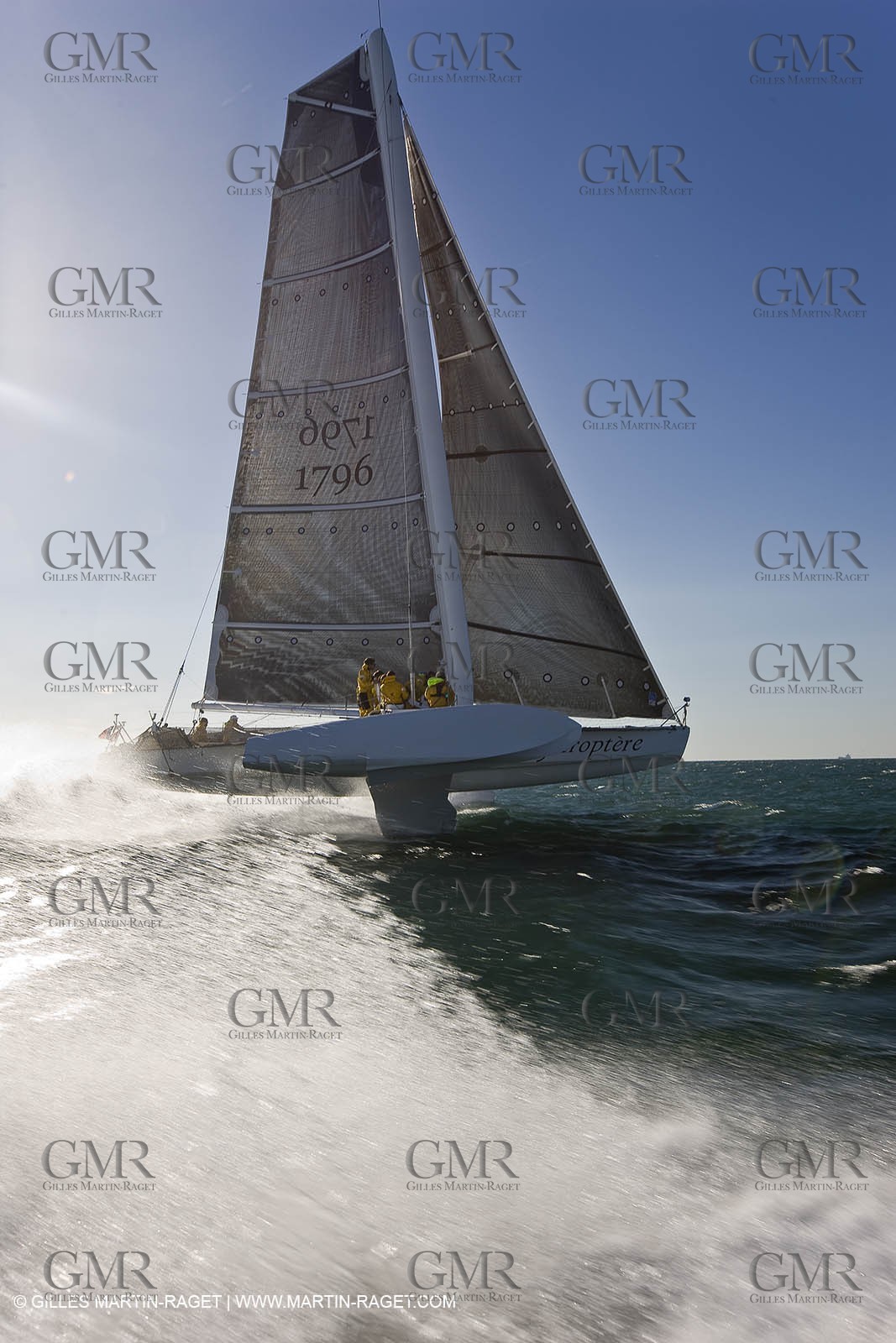 04 07 08 - Port Saint Louis du Rhône - L'Hydroptère à l' entrainement