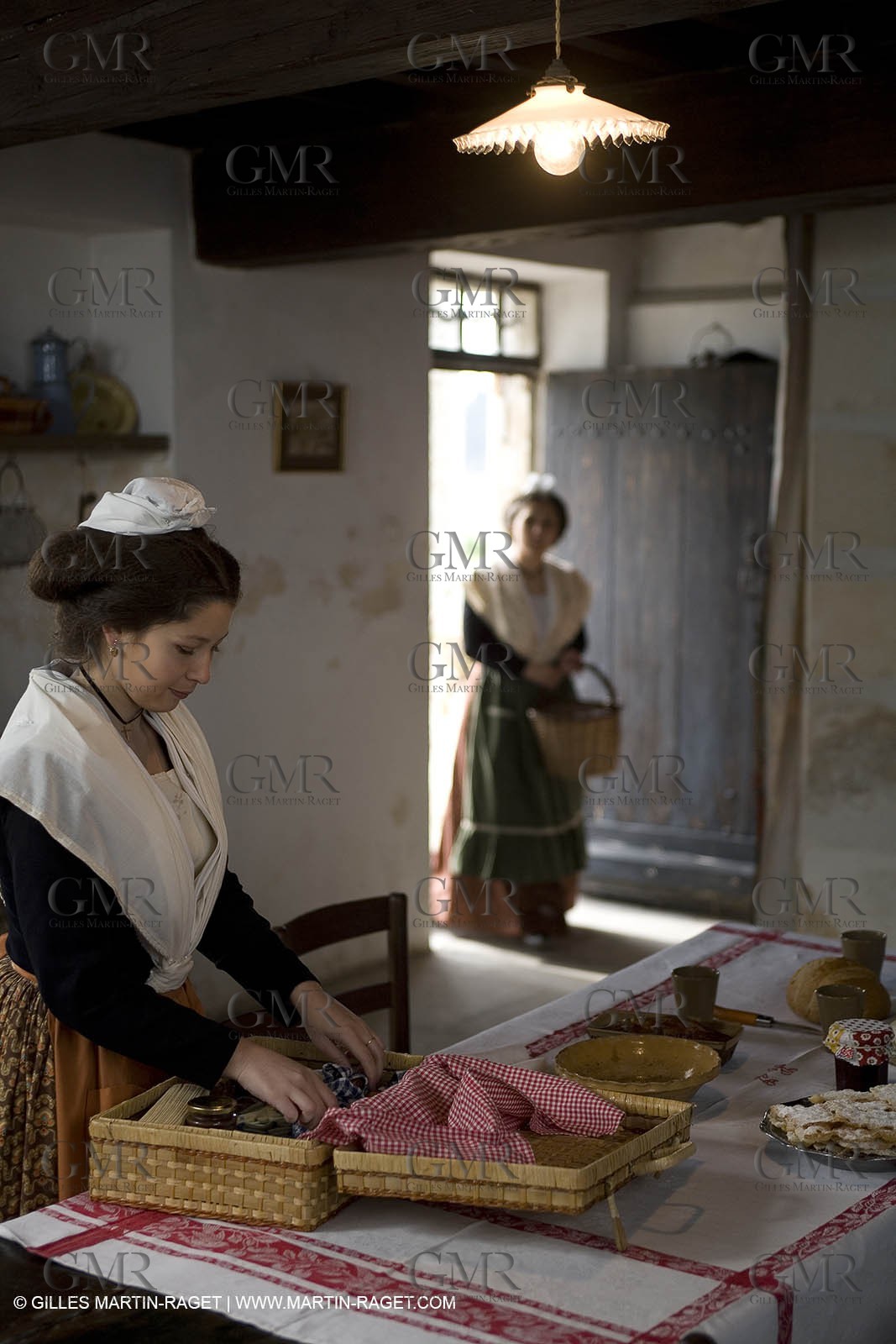 18 02 2007 - Saint Rémy de Provence - Reine d'Arles dans les Alpilles - Mas de Frederic  Mistral
