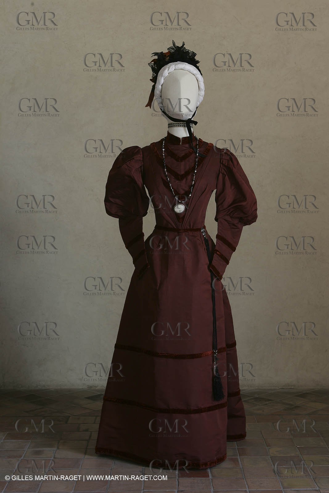 May 2004 - La Tour d'Aigues (FRA, 84) - Old costumes for women of the South exhibition