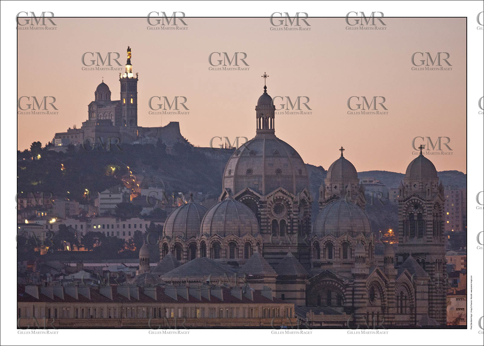 Produit : Tirage photo réalisé par nos soins sur imprimante jet d'encre professionnelle Epson à partir de 8 encres ultrachrome inaltérables (label Digigraphie).Formats au choix : . 30x40 cm. 50x70 cm. 80x120 cm.Choix des papiers :. Papier standard brillant 250 gr., filet noir, marge blanche, tirage non signé. Papier haut de gamme satiné 290 gr. filet noir, marge blanche, tirage vérifié et signé par l'auteur.. Autres supports (canvas, acrylique, dibond) sur demandeConditionnement : tube cylindrique renforcé.Options pour l'expédition : . colissimo + dépôt boîte aux lettres (France uniquement). Colissimo avec signature à réception. Transporteur express (2 jours ouvrés) avec signature à réceptionCliquez sur caddie pour sélectionner votre formule et démarrer la procédure de commande en ligne