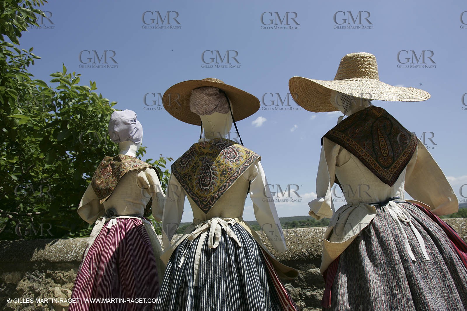 Mai 2004 - La Tour d'Aigues (FRA, 84) Costumes anciens pour l'exposition Femmes du Midi