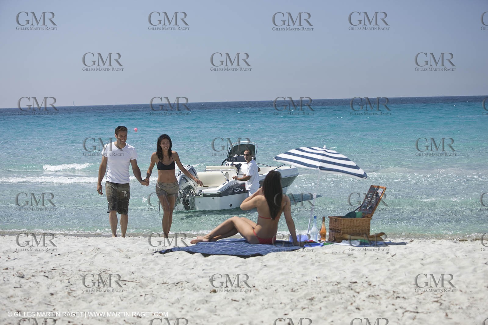 Bateau à Moteur au mouillage