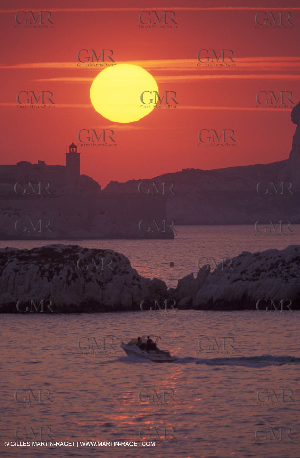 Bateau à Moteur en Route