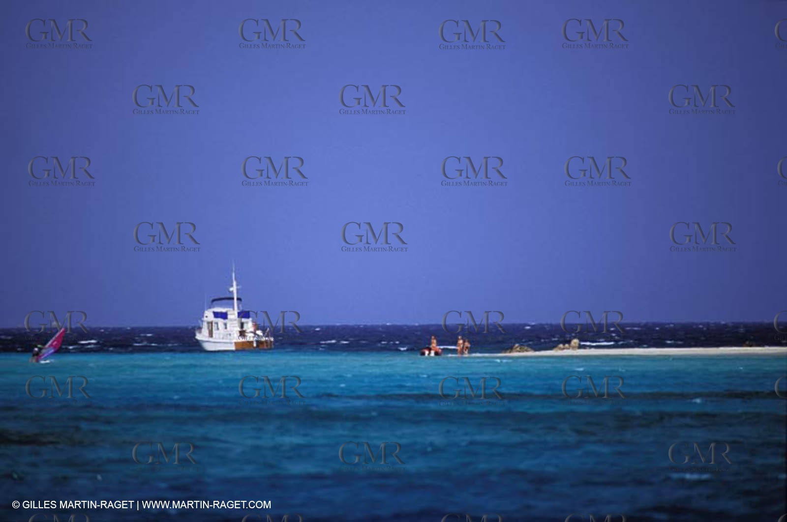 Bateau à Moteur au mouillage