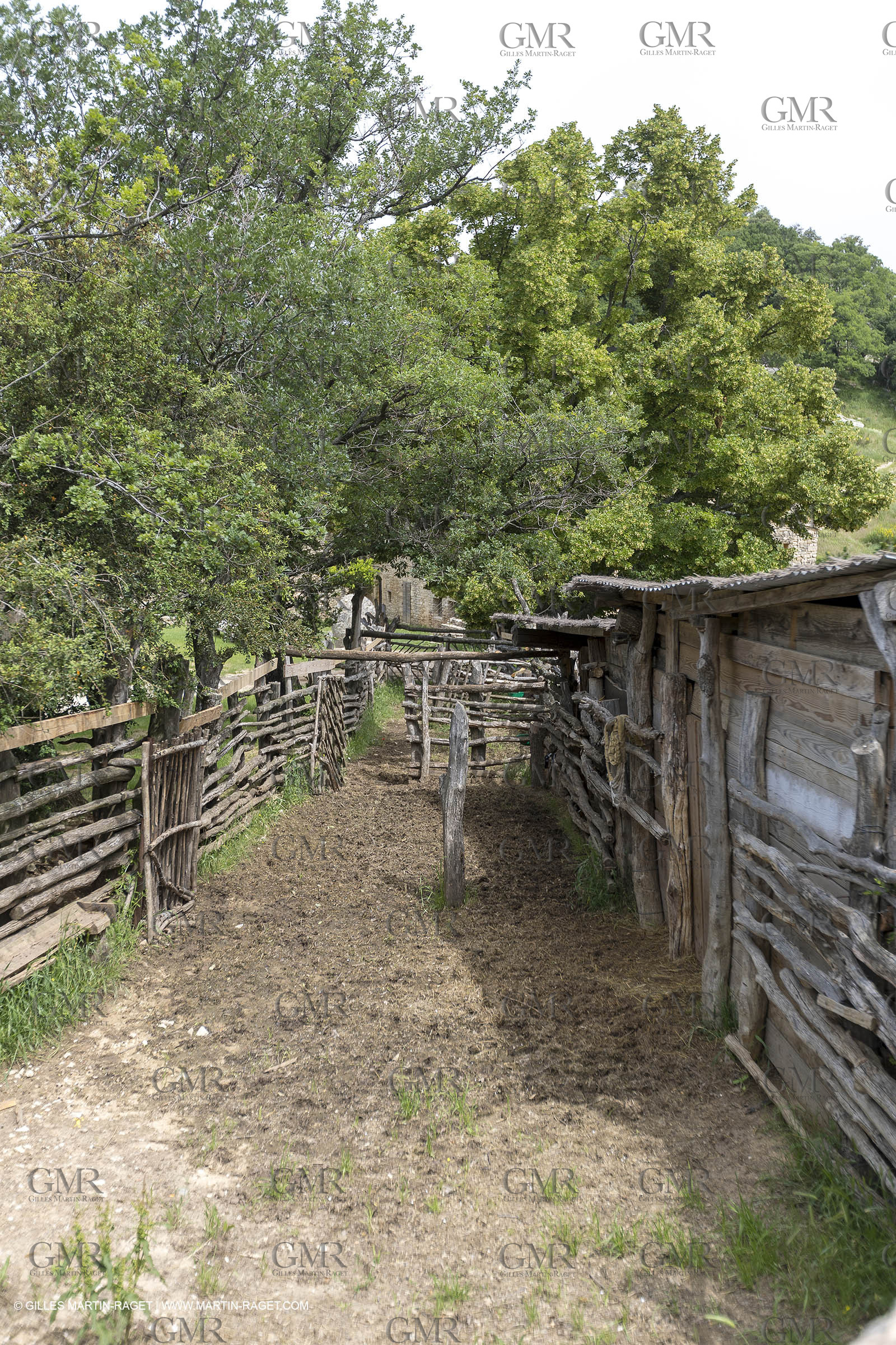 10 06 2018, Sivergues (FRA,84), ferme auberge du Castelas