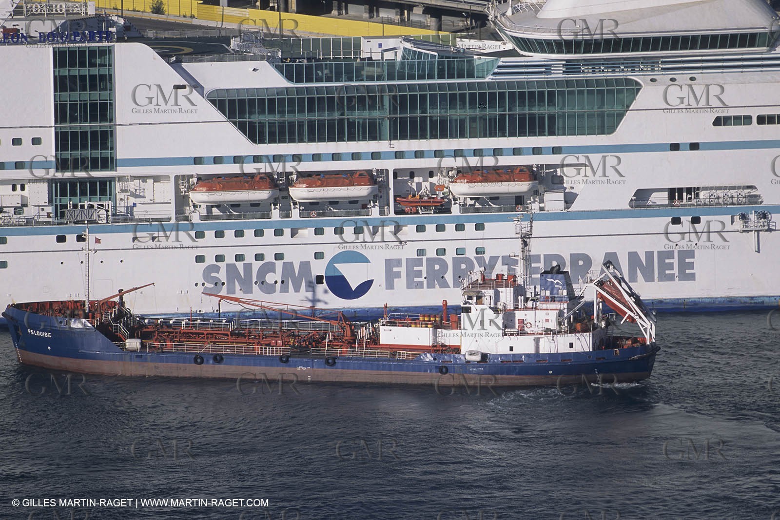 Monde maritime, opérations porturaires, ports, manoeuvres, marine world, harbour operations, maritime shipping,