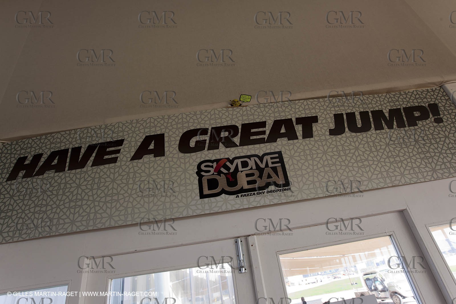 21 11 2010 - Dubai (UAE) - Dubai Louis Vuitton Trophy - Day off - James Spithill and Peter Lester go paragliding