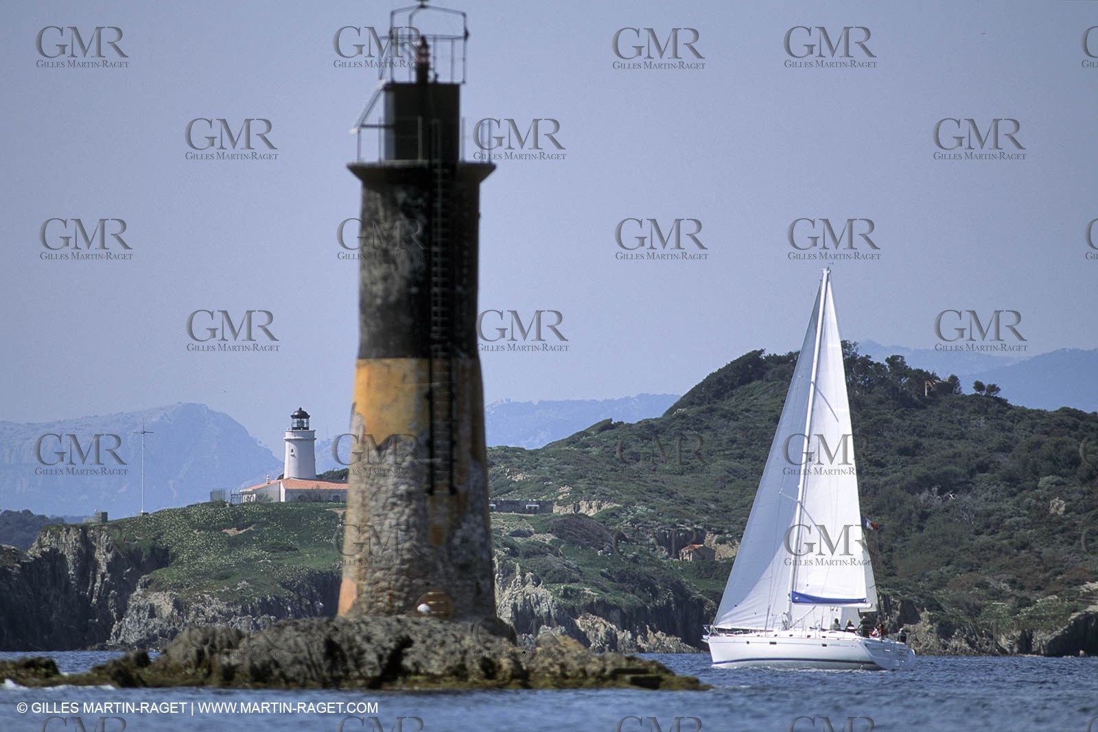 Crusing monohull sailing