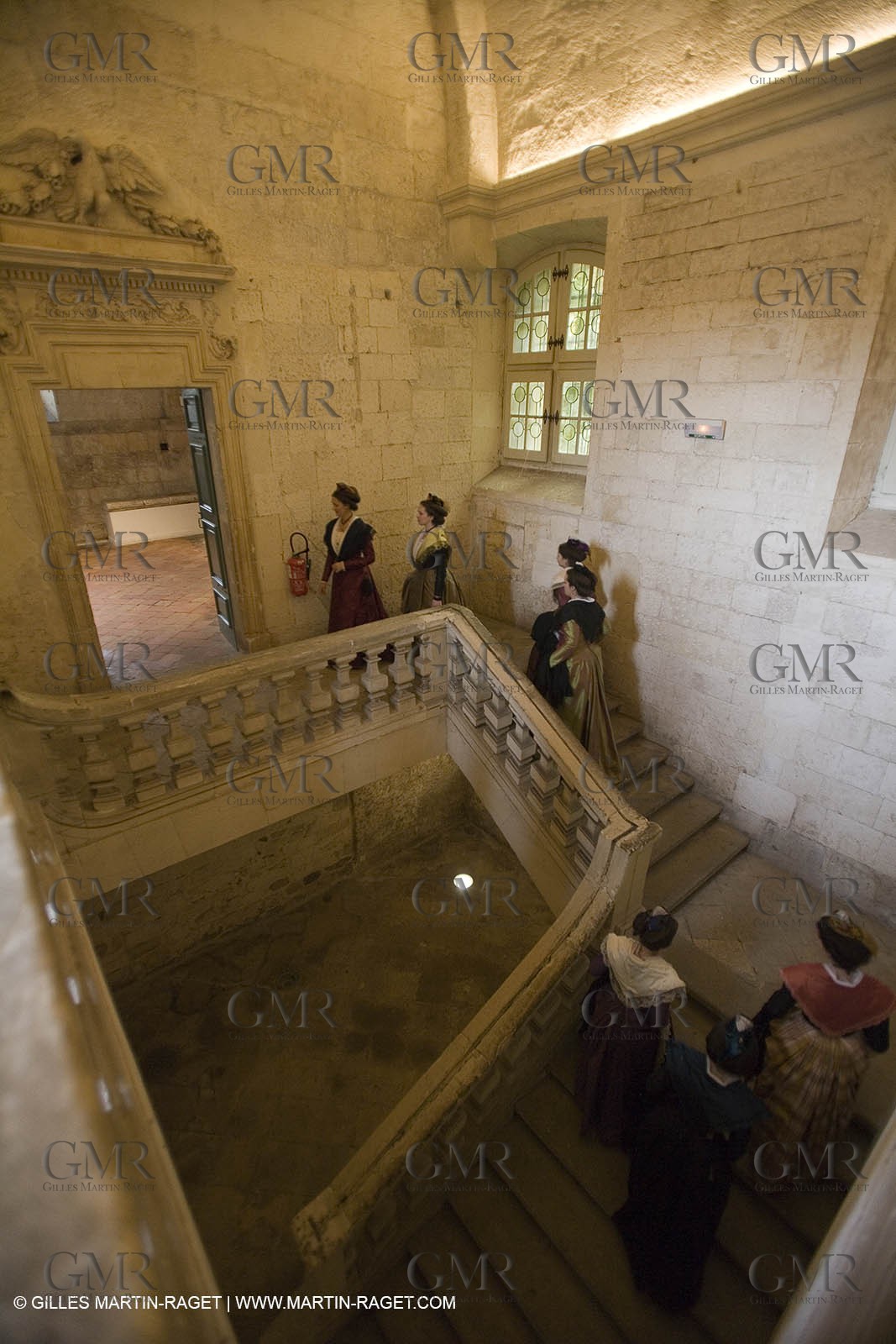 04 03 2007 - Arles (13, FRA) - Reine d'Arles et ses demoiselles d'honneur - Essayages costumes d'hiver