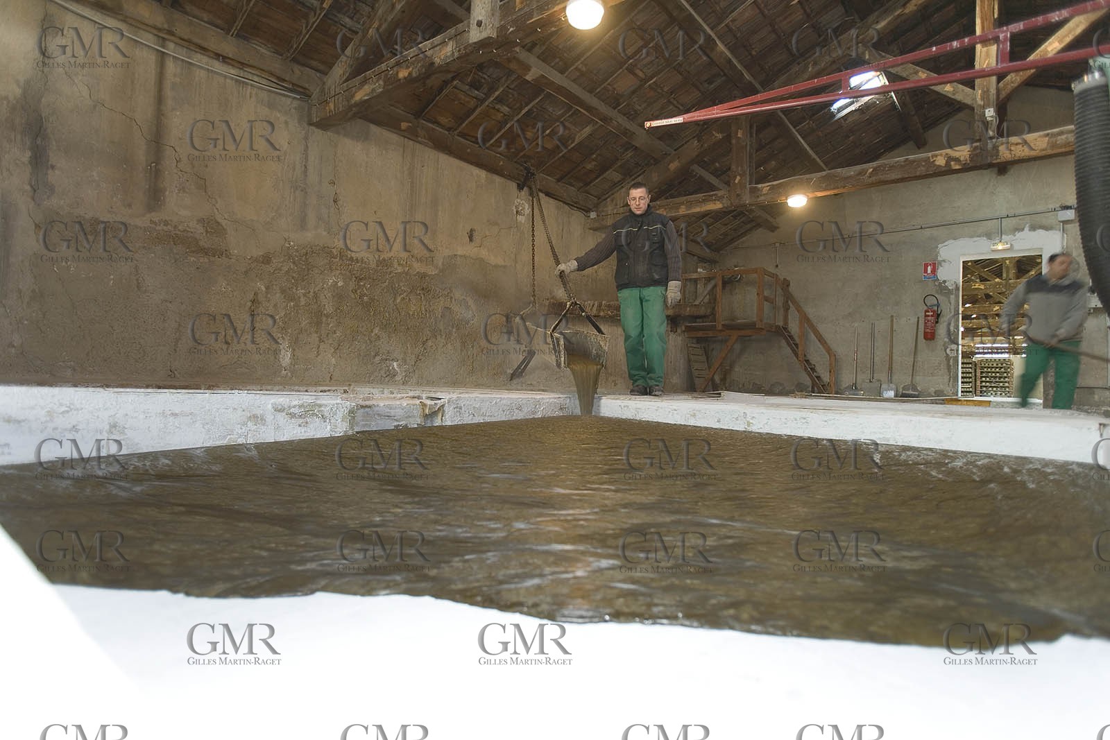 01 02 2007 - Salon de Provence - Fabrication traditionelle du savon de Marseille aux savonneries Marius Fabre - Coulée dans les bacs**01 02 2007 - Salon de Provence - Traditional soap of Marseille making at Marius Fabre soap maker - soap sent in open tanks