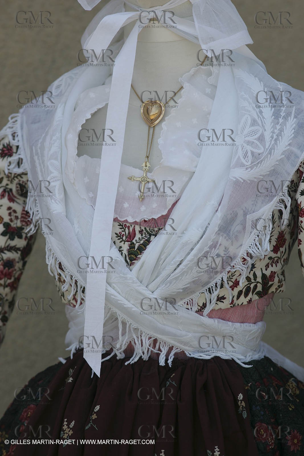 Mai 2004 - La Tour d'Aigues (FRA, 84) Costumes anciens pour l'exposition Femmes du Midi