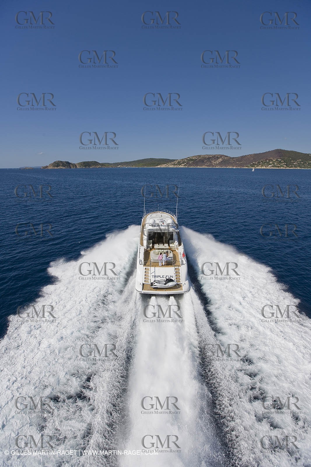 06 09 2007 - Saint Tropez (FRA, 83) - Superyachts - Motoryachts - Mangusta 92 Triple Fun à Saint Tropez - Au mouillage devant le Club 55 à la plage de Pampelonne
