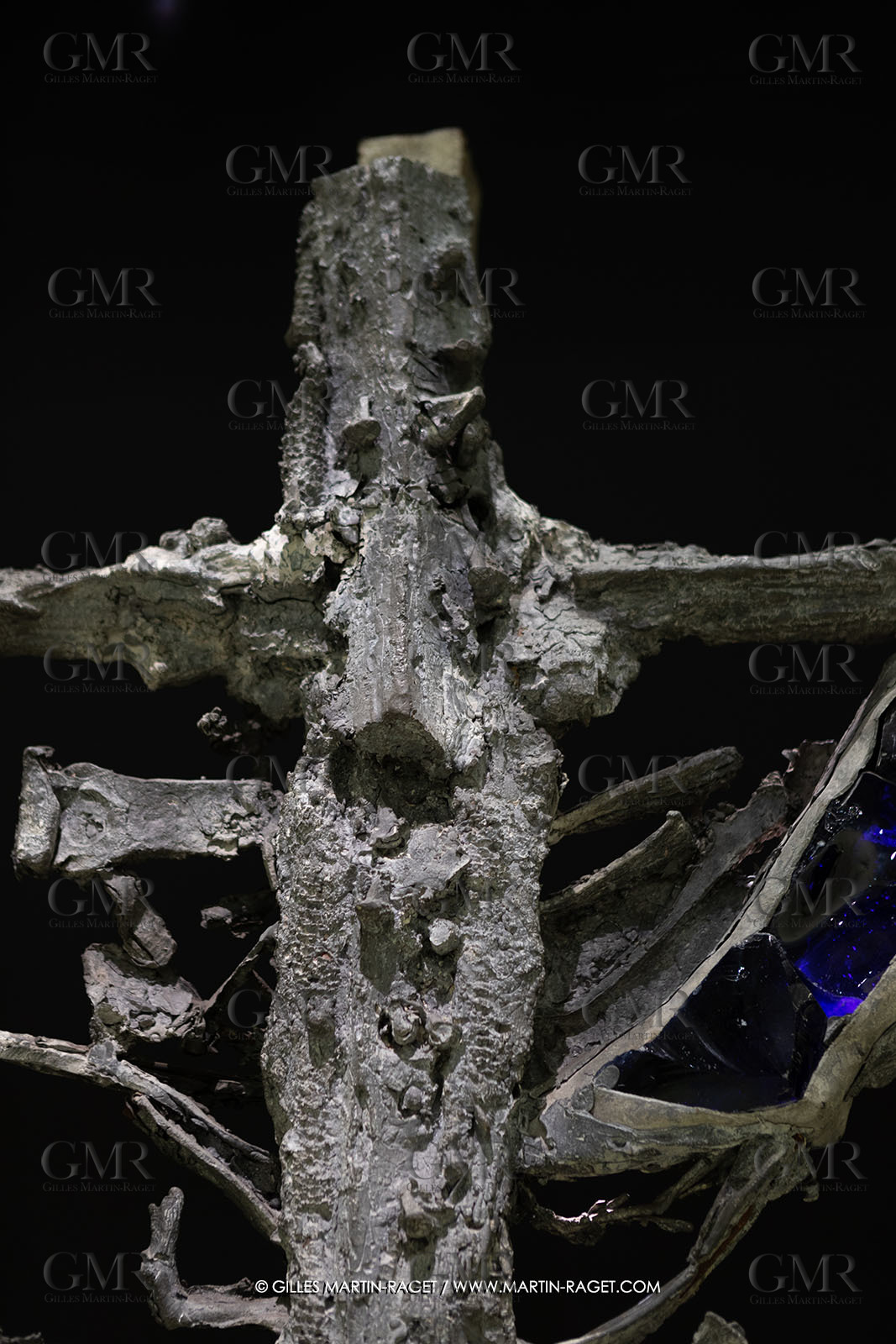 28 02 2023, Paris (FRA), oeuvre de Germaine Richier, Exposition Centre Pompidou - Musée Fabre 2023,  La Croix avec verres de couleurs 1953, Plomb avec verres colorés jaune et bleu, Pièce unique, 210 x 161,5 x 75 cm, Collection famille Germain Richier