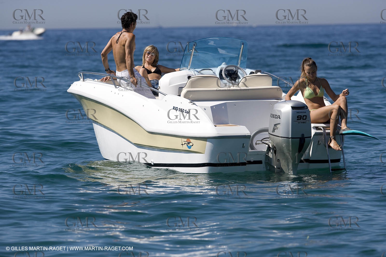 Bateau à Moteur au mouillage