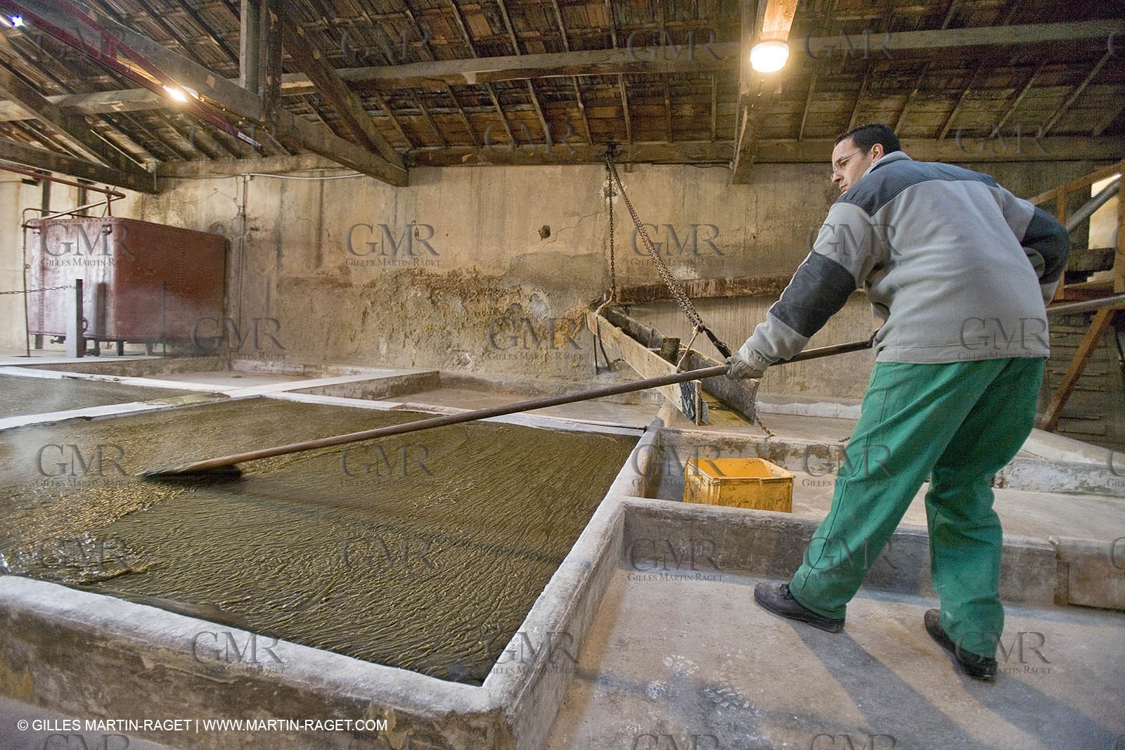 01 02 2007 - Salon de Provence - Fabrication traditionelle du savon de Marseille aux savonneries Marius Fabre - surfaçage au drapeau**01 02 2007 - Salon de Provence - Traditional soap of Marseille making at Marius Fabre soap maker - Surface equalization with the flag
