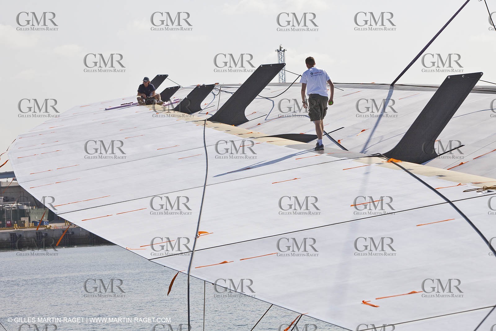 14 11 2009 - San Diego (USA, CA) - 33rd America's Cup - BMW ORACLE Racing - Wing maintenance