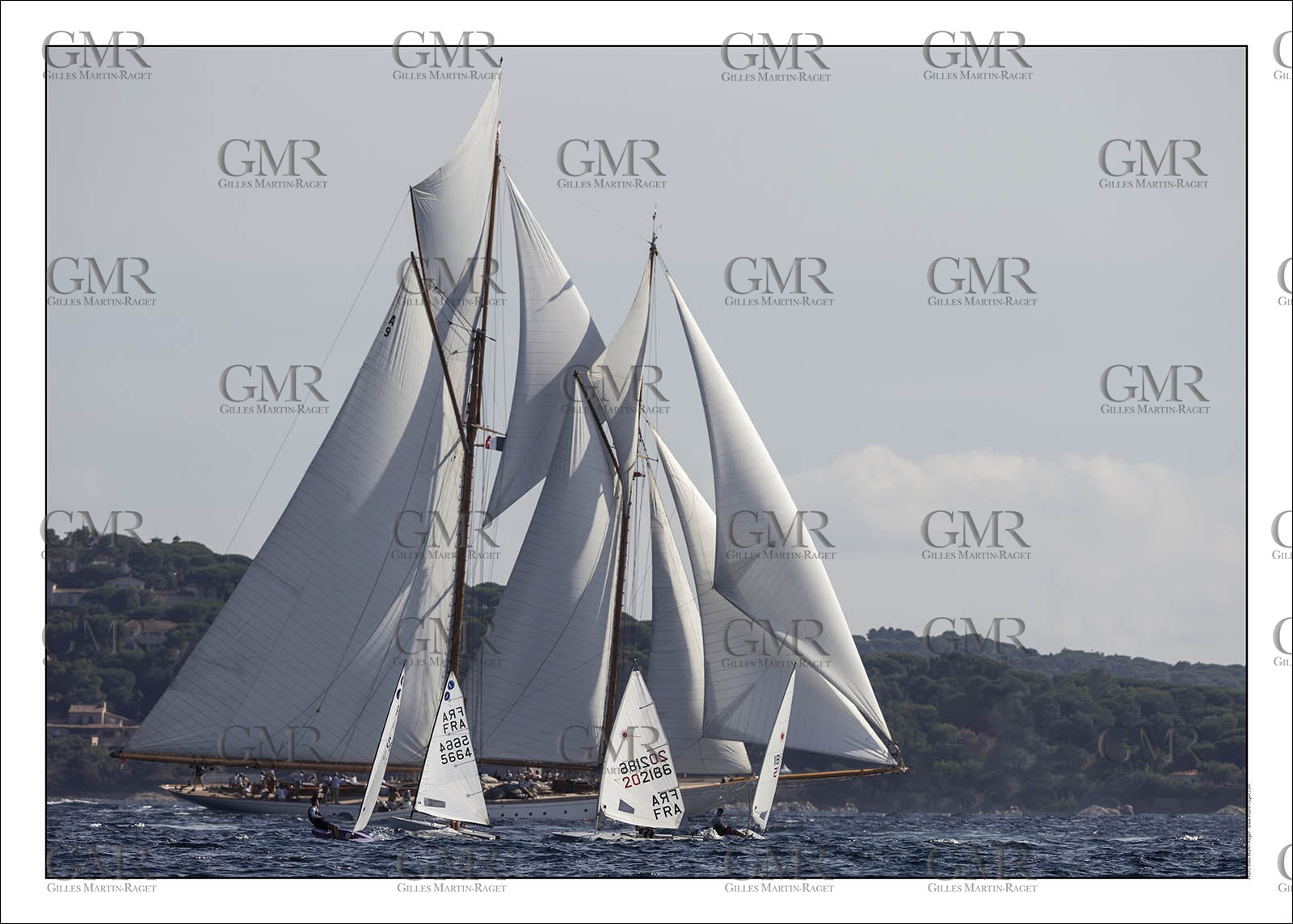 Produit : Tirage photo réalisé par nos soins sur imprimante jet d'encre professionnelle Epson à partir de 8 encres ultrachrome inaltérables (label Digigraphie).Formats au choix : . 30x40 cm. 50x70 cm. 80x120 cm.Choix des papiers :. Papier standard brillant 250 gr., filet noir, marge blanche, tirage non signé. Papier haut de gamme satiné 290 gr. filet noir, marge blanche, tirage vérifié et signé par l'auteur.. Autres supports (canvas, acrylique, dibond) sur demandeConditionnement : tube cylindrique renforcé.Options pour l'expédition : . colissimo + dépôt boîte aux lettres (France uniquement). Colissimo avec signature à réception. Transporteur express (2 jours ouvrés) avec signature à réceptionCliquez sur caddie pour sélectionner votre formule et démarrer la procédure de commande en ligne