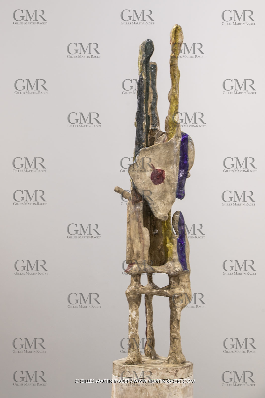 30 10 2023, Montpellier (FRA), oeuvre de Germaine Richier, Exposition Centre Pompidou - Musée Fabre 2023, L'échiquier grand 1959, Plâtre original peint, Pièce unique en 5 éléments.La tour : 200 x 40,5 x 29,5 cm;