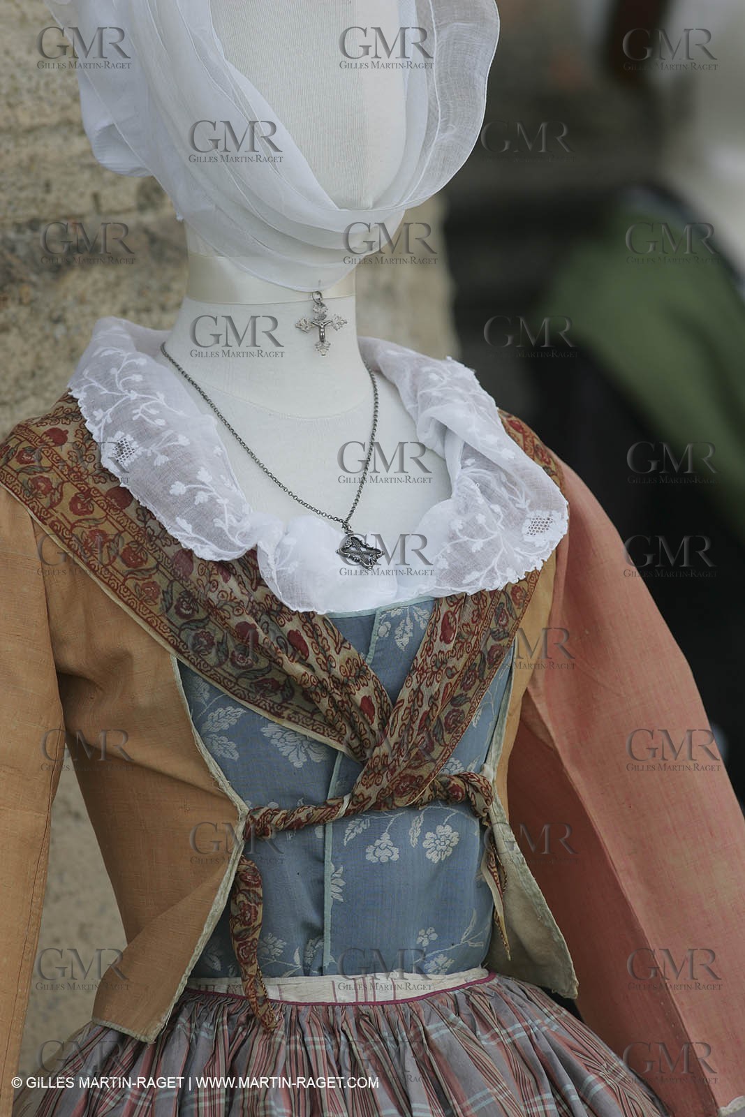 Mai 2004 - La Tour d'Aigues (FRA, 84) Costumes anciens pour l'exposition Femmes du Midi