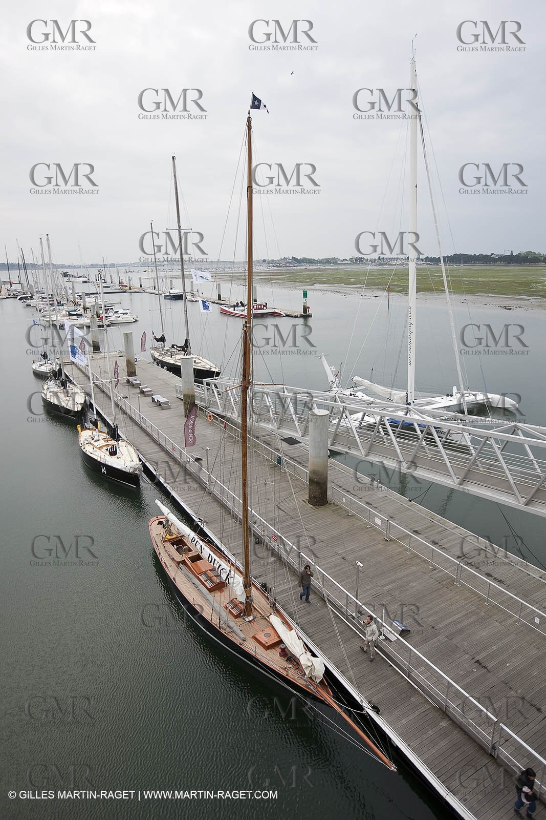 19 05 2010- Lorient- (FRA,56)  - les cinq Pen Duick et l'Hydroptère devant la Cité de la Voile Eric Tabarly