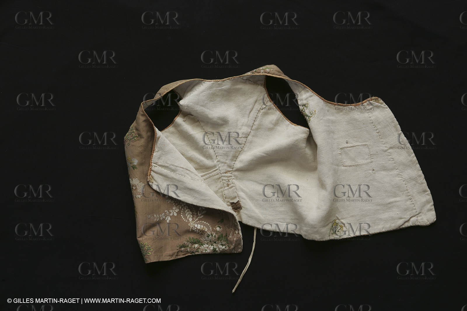 Mai 2004 - La Tour d'Aigues (FRA, 84) Costumes anciens pour l'exposition Femmes du Midi