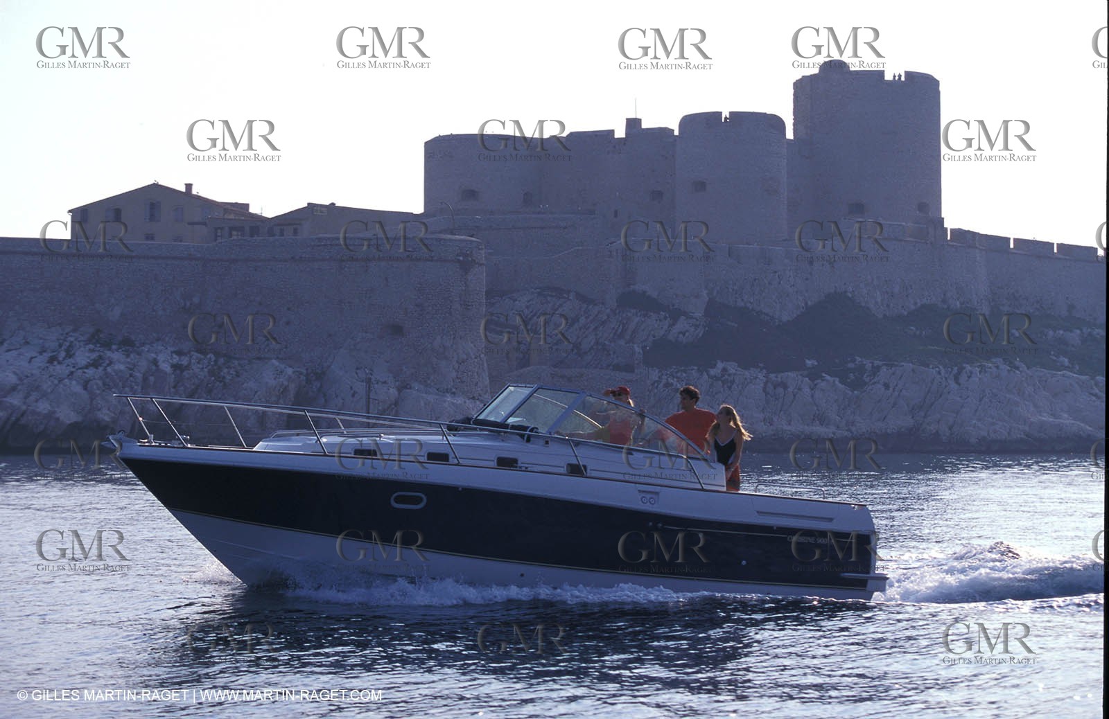 Bateau à Moteur en Route