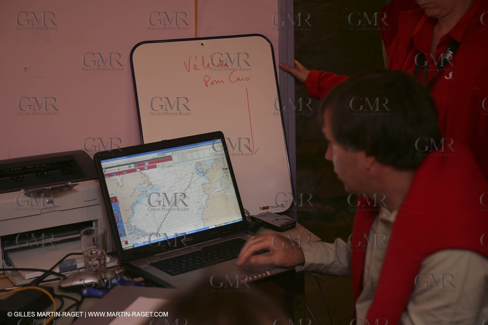 27 10 2006 - Saint Malo (FRA) - Route du Rhum 2006 - Thomas Coville prépare le départ avec ses sponsors et son équipe