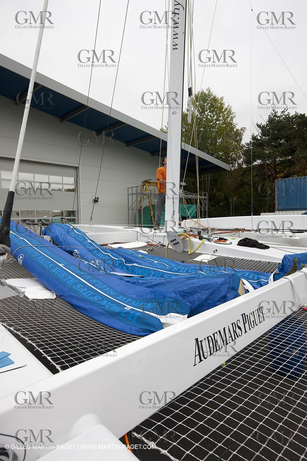 08 10 10 - St Sulpice (SUI) - Hydroptere.ch touches water