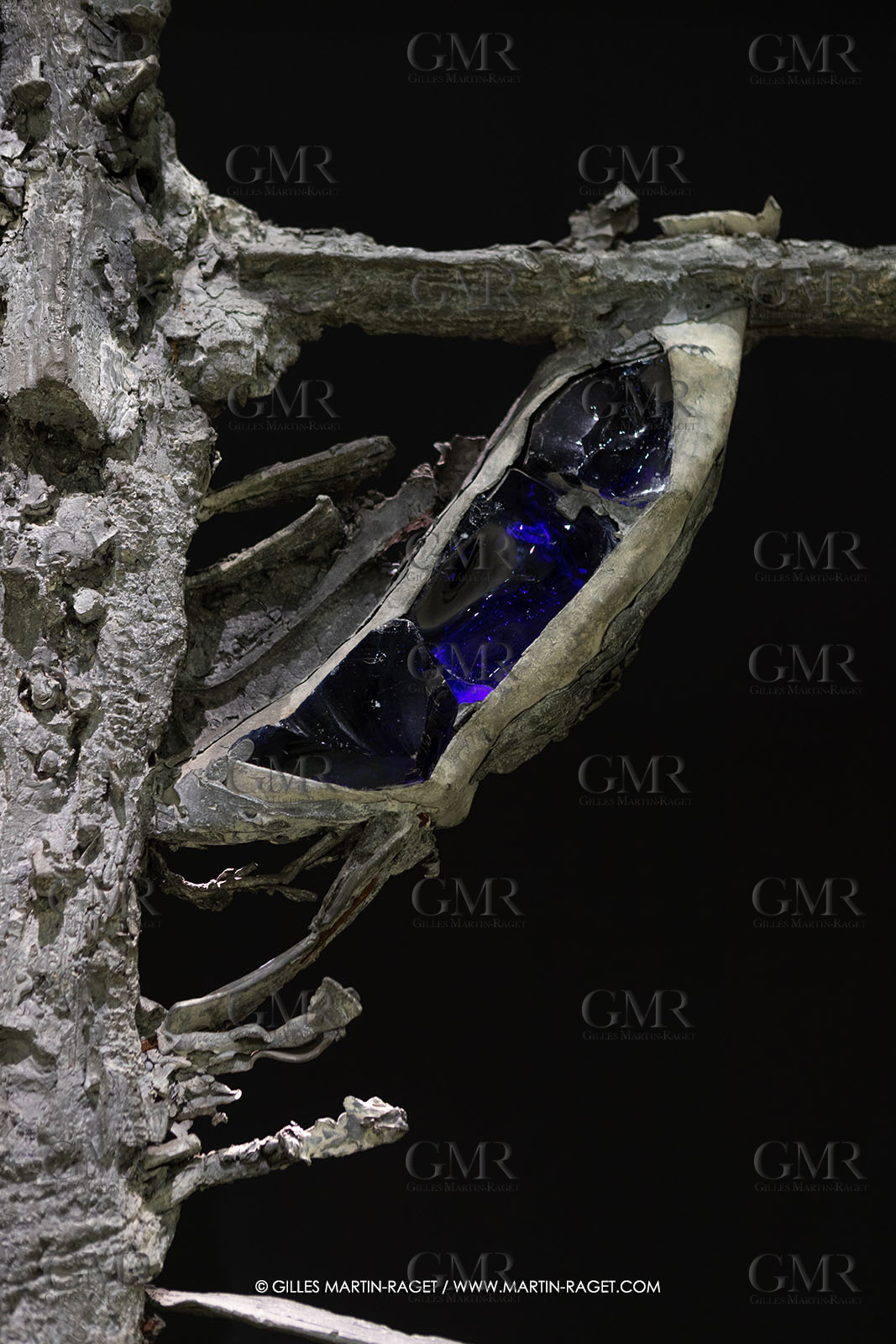 28 02 2023, Paris (FRA), oeuvre de Germaine Richier, Exposition Centre Pompidou - Musée Fabre 2023,  La Croix avec verres de couleurs 1953, Plomb avec verres colorés jaune et bleu, Pièce unique, 210 x 161,5 x 75 cm, Collection famille Germain Richier