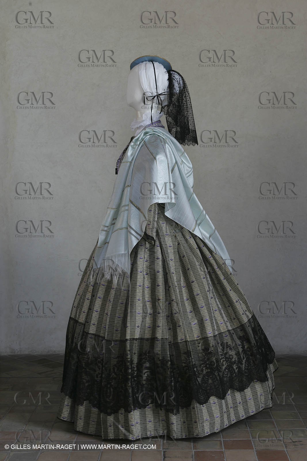 May 2004 - La Tour d'Aigues (FRA, 84) - Old costumes for women of the South exhibition