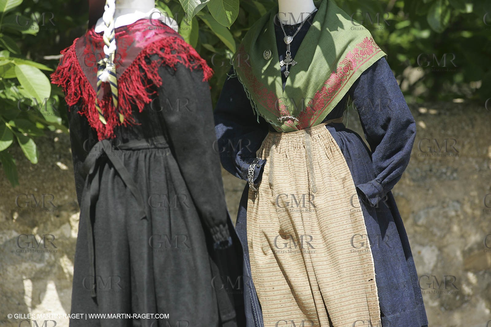 Mai 2004 - La Tour d'Aigues (FRA, 84) Costumes anciens pour l'exposition Femmes du Midi