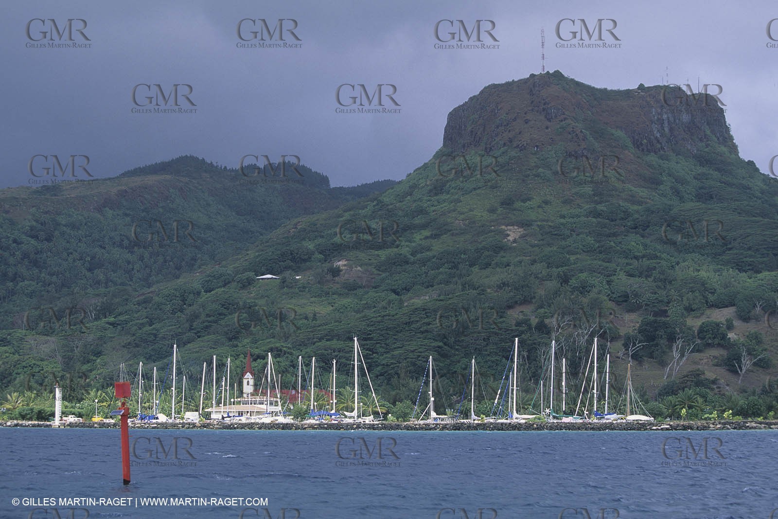 Powerboating, cruising