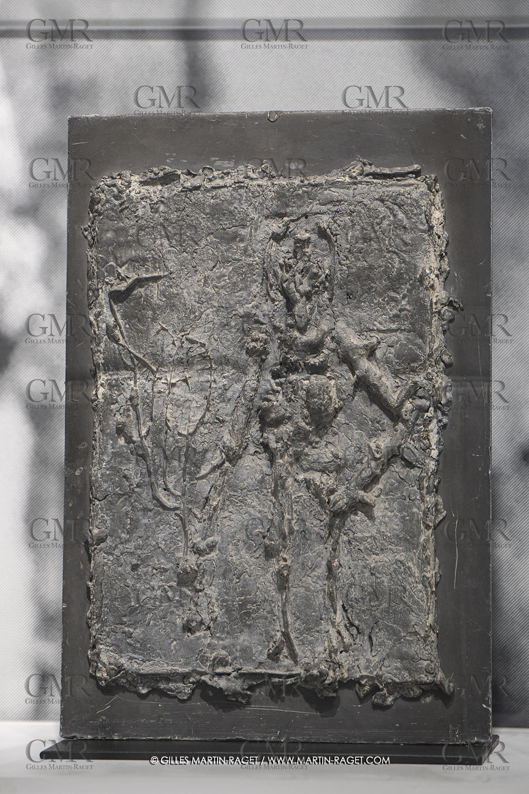 30 10 2023, Montpellier (FRA), oeuvre de Germaine Richier, Exposition Centre Pompidou - Musée Fabre 2023, Eve dans le jardin d'Eden 1953,, Relief en plomb, Pièce unique, 39 x 27 x 3 cm, Collection particulière