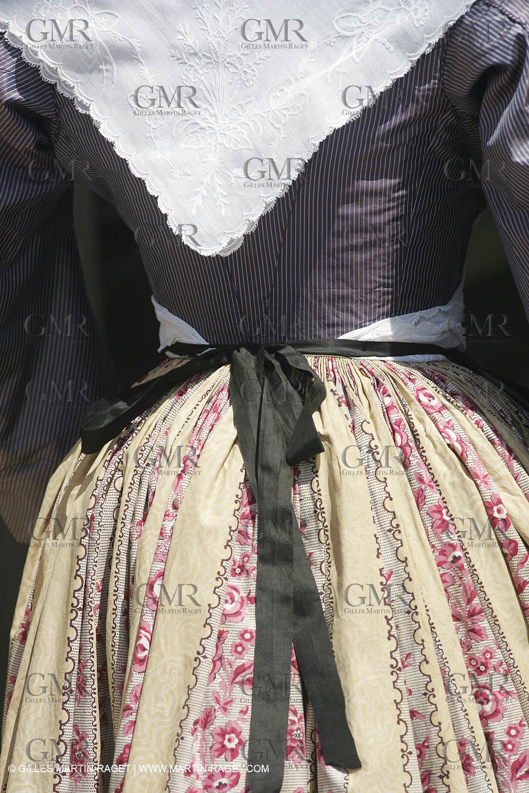 May 2004 - La Tour d'Aigues (FRA, 84) - Old costumes for women of the South exhibition